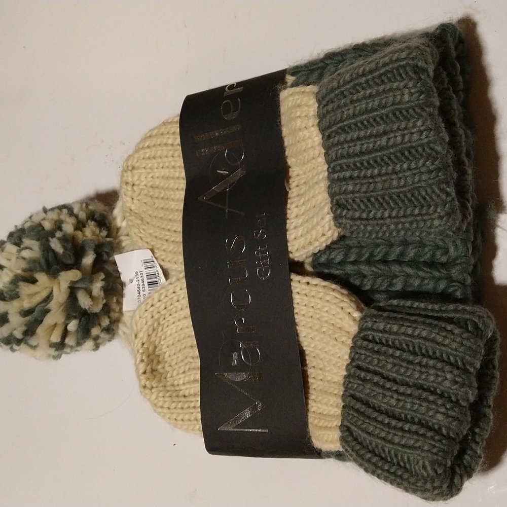 Marcus Adler gift set nwt pom pom hat with gloves